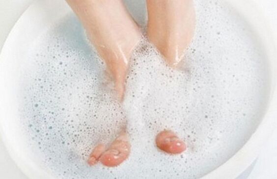 Baño de pés contra a infección por fungos